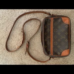 SOLD!!! Reposhing Vintage Louis Vuitton crossbody